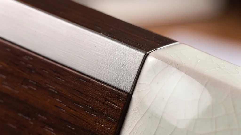 Détail macro d'un objet cadeau artisanal montrant texture et qualité des matériaux